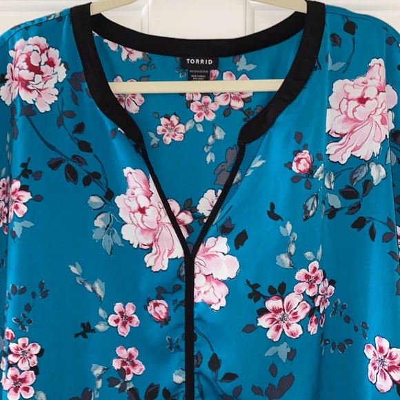 torrid Tops - $FIRM$ TORRID blouse —beautiful turquoise w/pink large armholes & piping plus